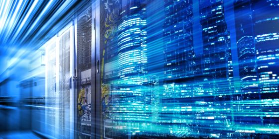 Foto difuminada, maquinaria con ventanal a edificios