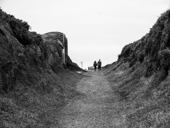 Pareja joven caminando a lo lejos