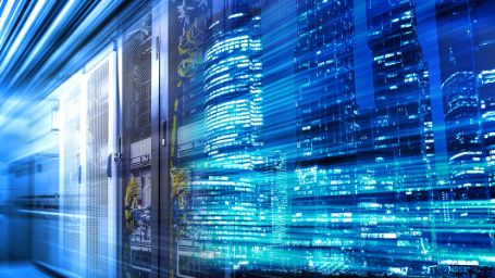 Foto difuminada, maquinaria con ventanal a edificios