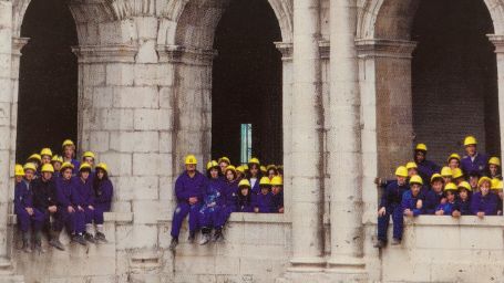 Imagen de un grupo de alumnos de una Escuela Taller de restauración de un edificio
