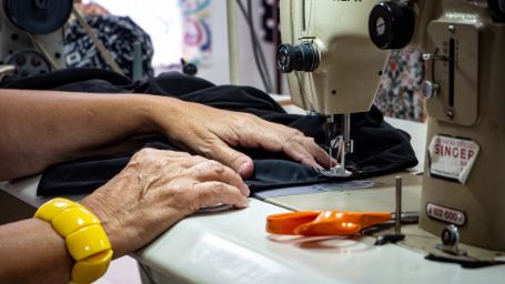 costurera cosiendo a máquina