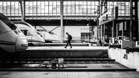 joven andén tren BN