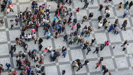 Grupo de gente en la calle vista desde arriba