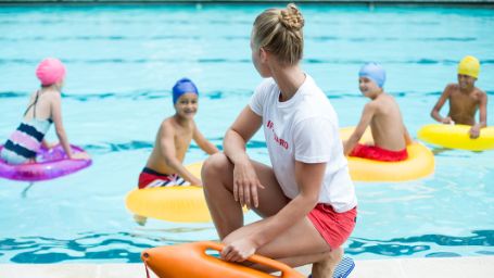Foto de una monitora deportiva de piscina dirigiendo una clase de aquagym