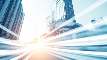 Haz de luz entre edificios urbanos