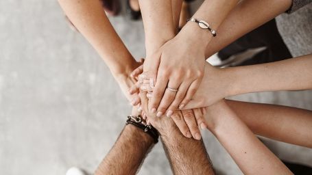 Fotografía de manos entrelazadas