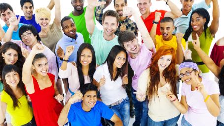 Grupo multicultural de jóvenes 