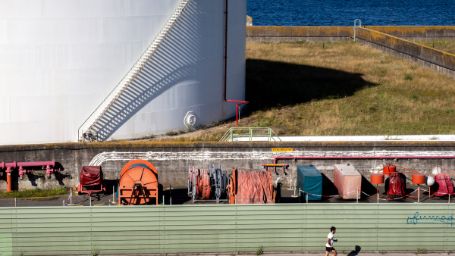 Imagen de joven corriendo en dirección contraria a una zona industrial