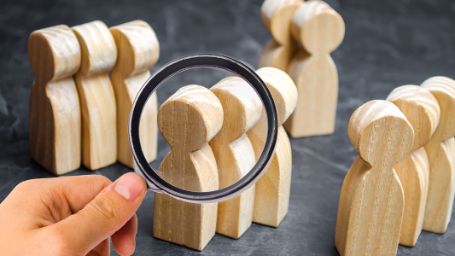 Lupa señalando a figuras de personas.