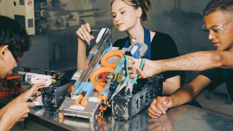jovenes estudiantes en un taller de electromecanica
