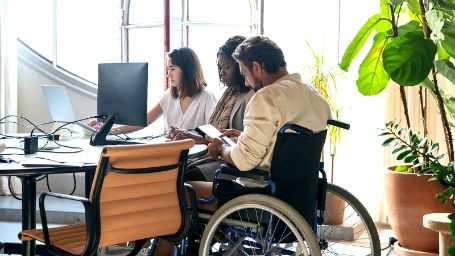 Grupo de personas en silla de ruedas trabajando 