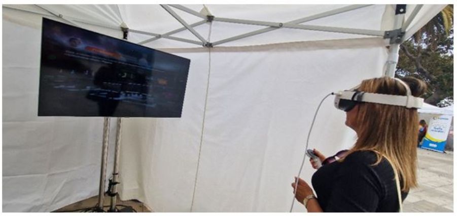 Mujer con gafas de realidad virtual frente a una pantalla