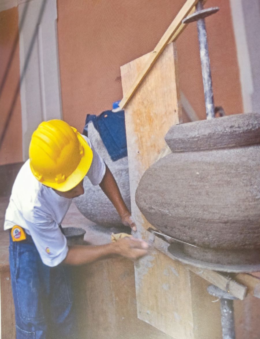 Imagen de un alumno de una escuela taller trabajando 