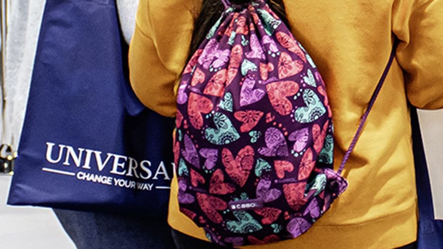 17. chicas univ con mochila