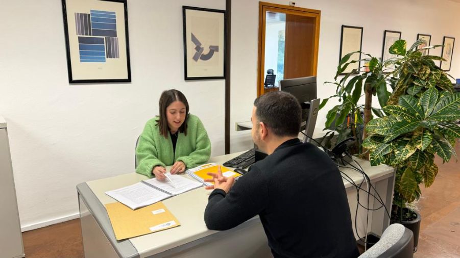 foto conversación 2 en mesa SEPE