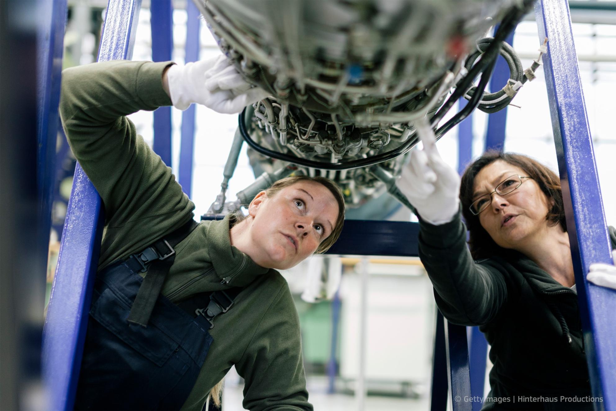 Dos mujeres trabajan en un entorno industrial
