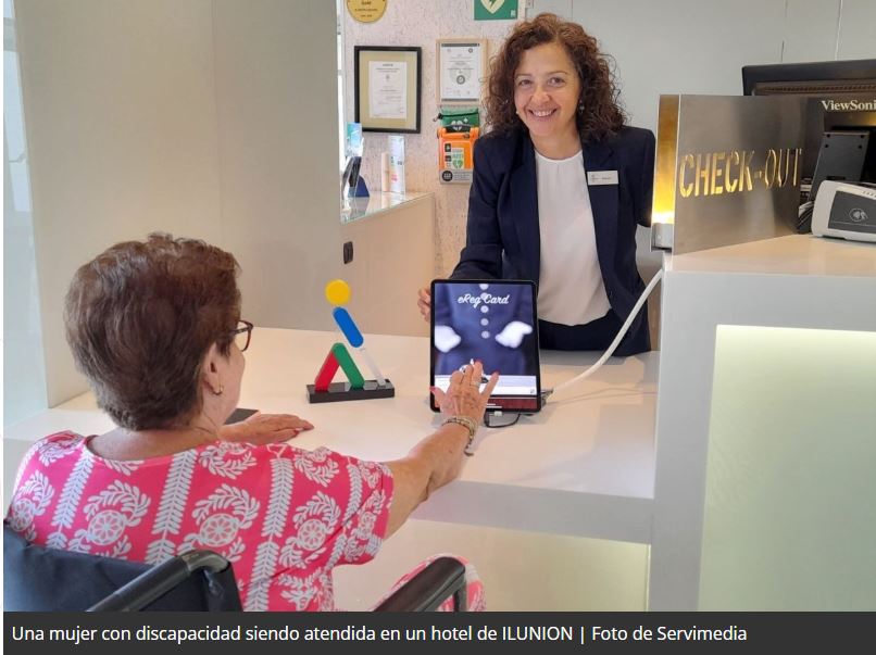 Imagen de una persona con discapacidad que se está registrando en un hotel de la cadena ILUNIÓN