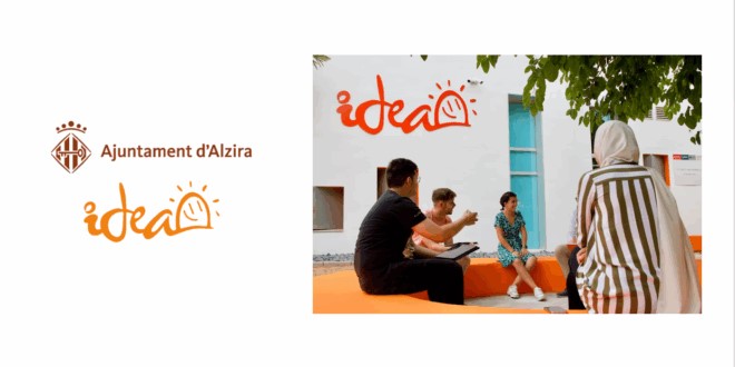 Imagen con logotipo de Idea-Ayuntamiento de Alzira, a la izquierda. A la derecha, fotografía de cuatro personas sentadas en una plaza, en la parte de arriba, el logotipo de idea, y unas hojas de un árbol de la plaza. Al fondo una vivienda con una puerta grande cerrada