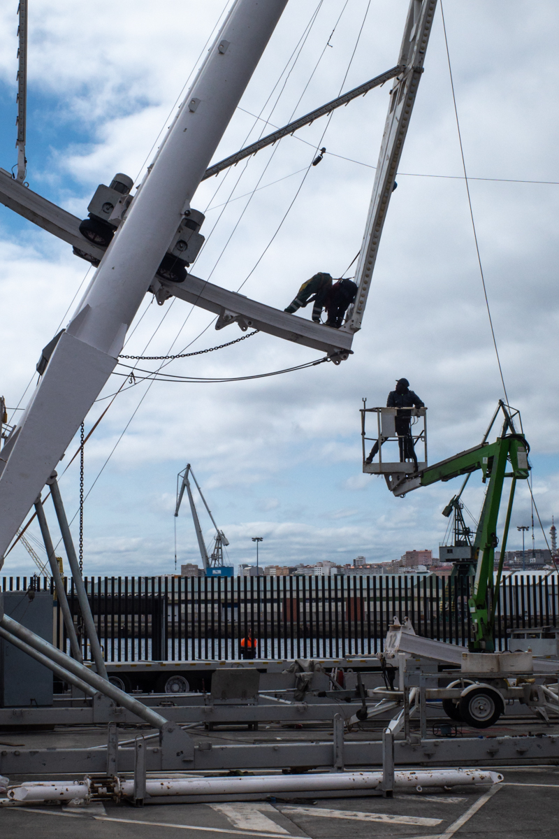 Imagen de trabajadores instalando una noria