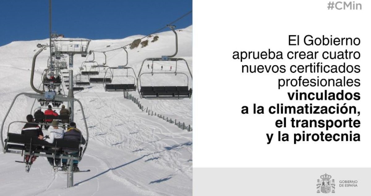 La mitad izquierda de la imagen muestra un telesilla con personas equipadas para esquiar subiendo a una montaña nevada. La mita derecha va acompañada de un texto que dice ha alusión al título de la noticia y en la parte inferior derecha lleva el logo de Gobierno de España.