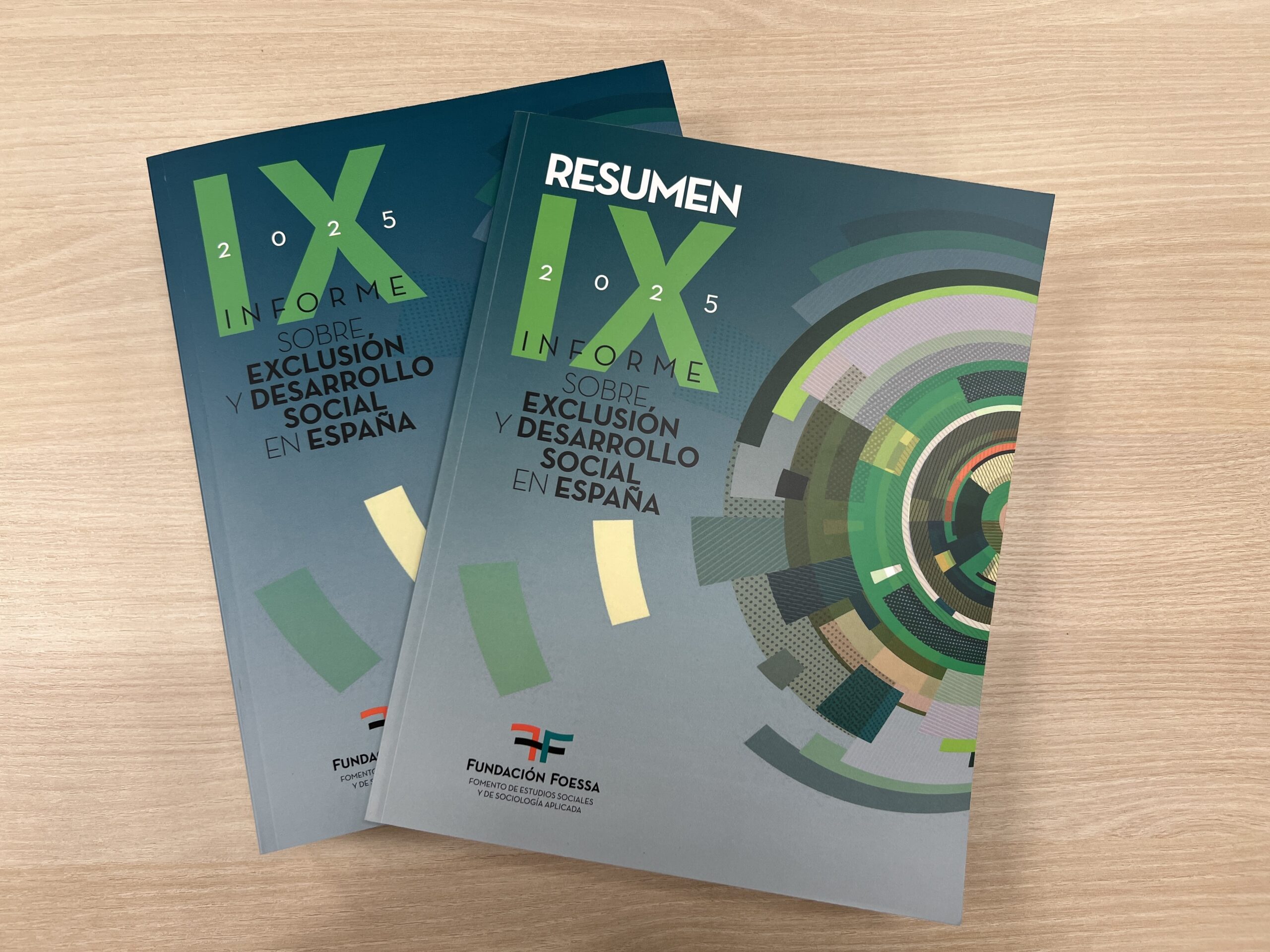Imagen de la portada y el resumen del informe FOESSA sobre la realidad social de España en 2025