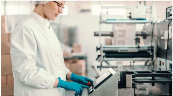 Imagen identificativa de la formación de la EOI acerca de la digitalización de las PYMEs, aparece una mujer haciendo su trabajo en investigación en industria 4.0