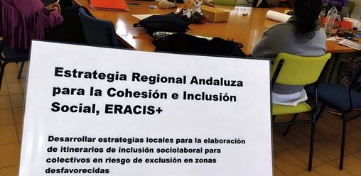 Imagen de gente reunida al fondo, con un folio informativo de ERACIS+