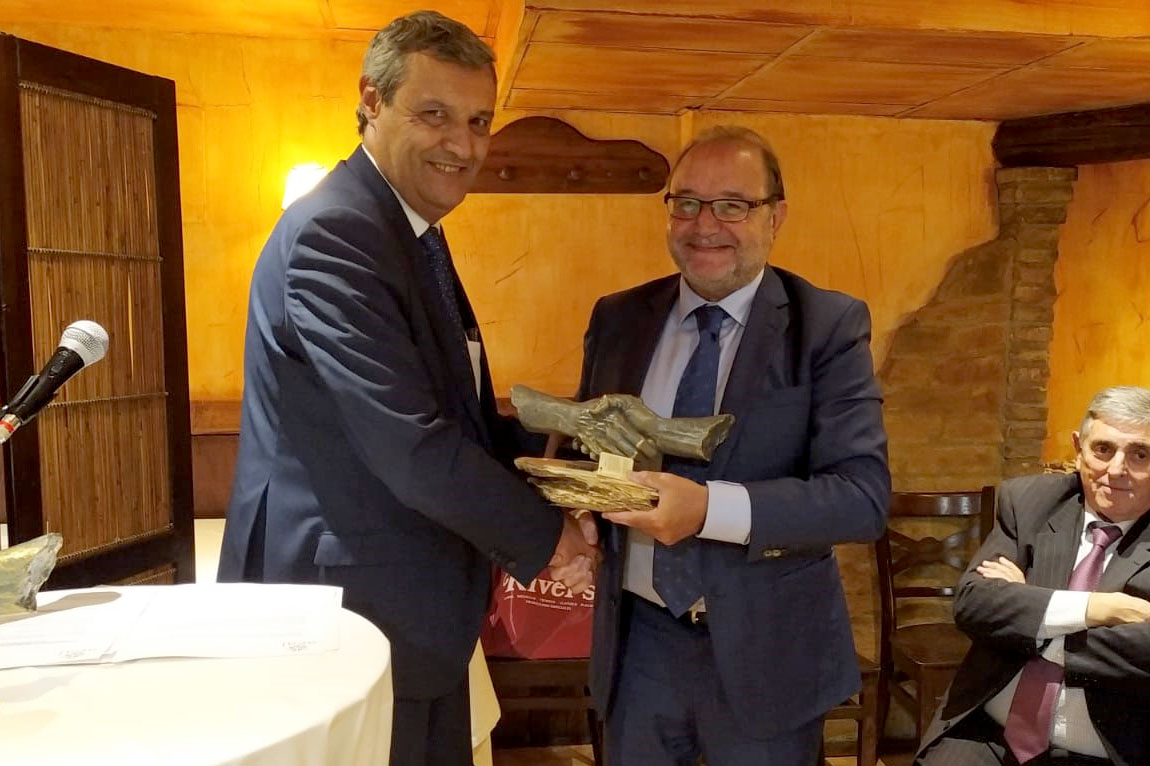 O Premio AEAL recibiuno o director provicial do SEPE de Zaragoza, Fernando de Miguel, da man do Presidente da AEAL, Miguel Poveda.