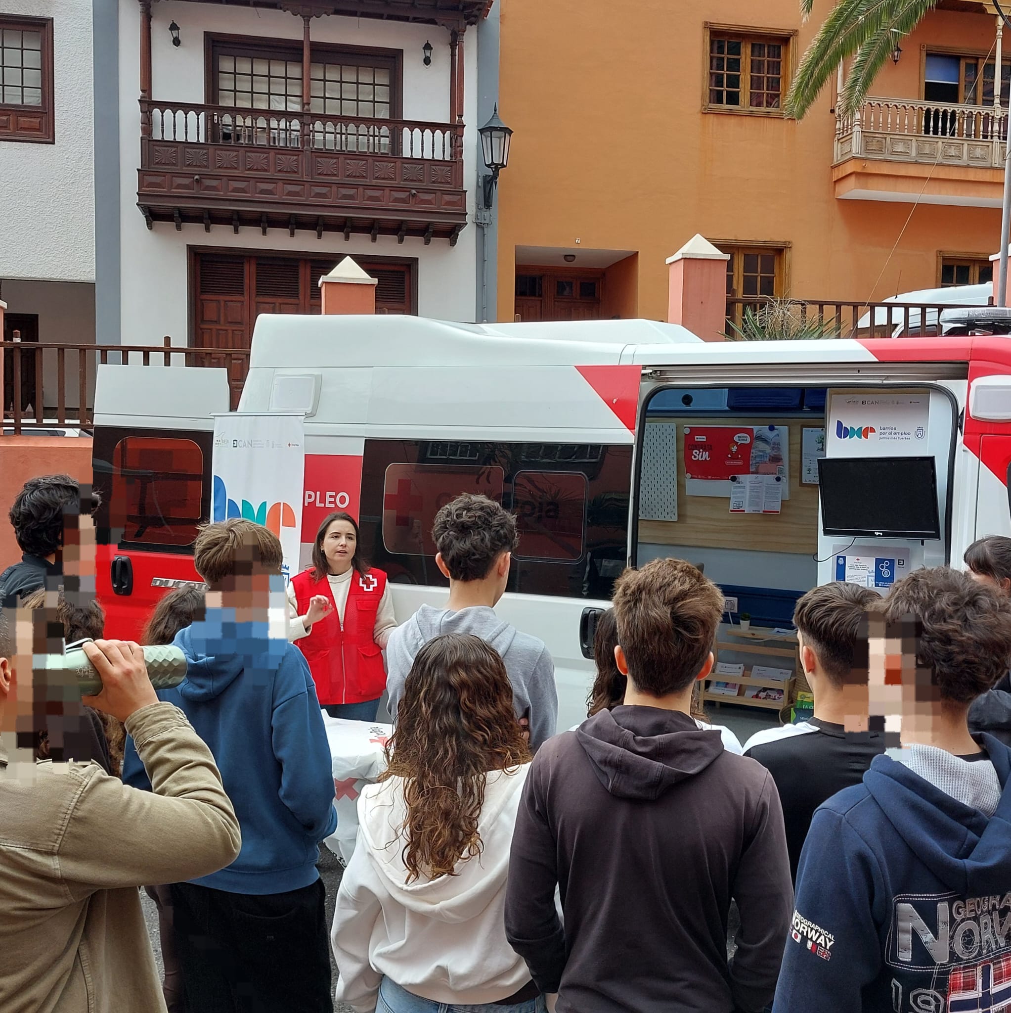 imagen de la furgoneta de empleo que se utiliza para recorrer Tenerife y acercar el empleo a colectivos vulnerables