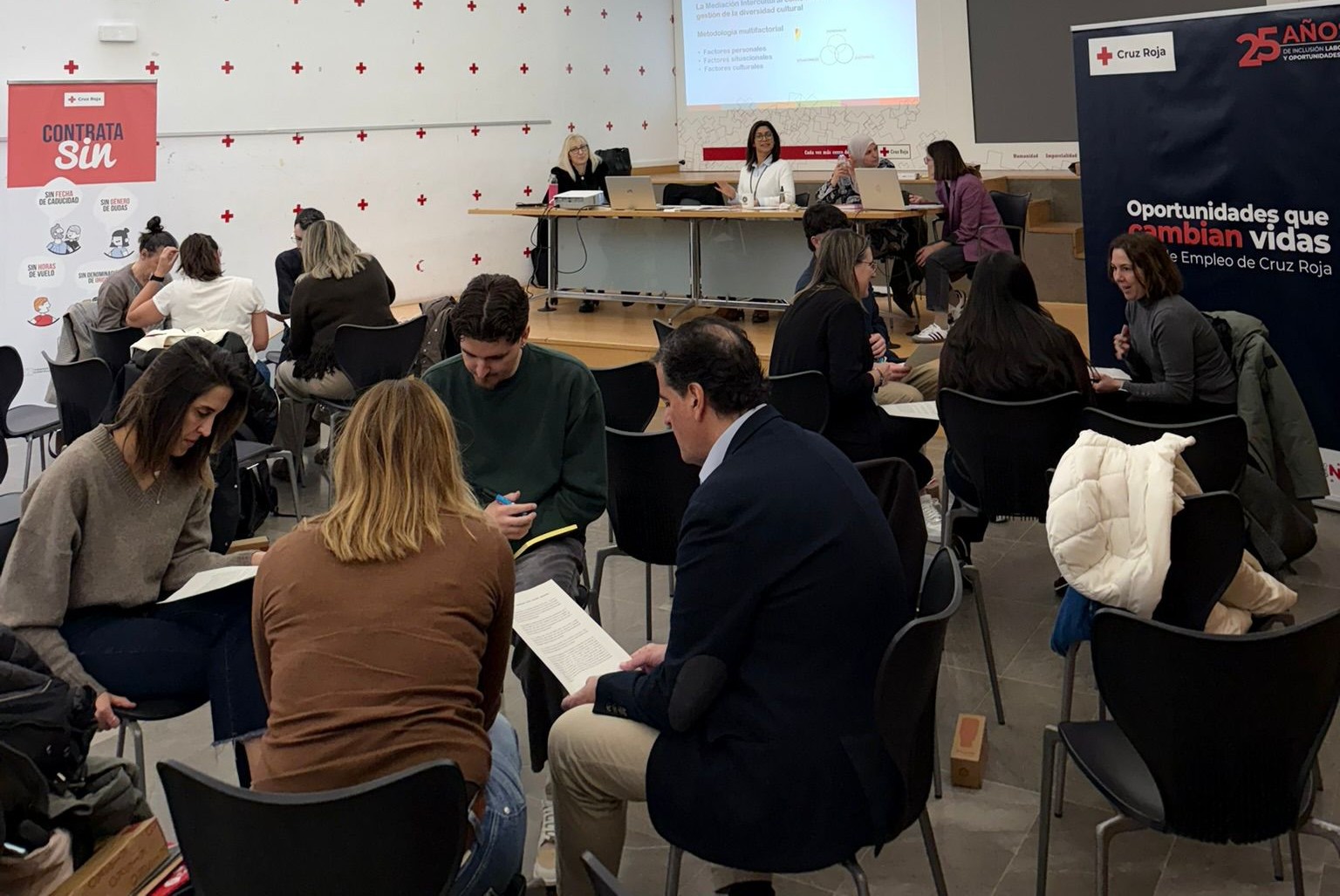 Imagen de Taller de Cruz Roja trabajando por grupos en diversidad cultural